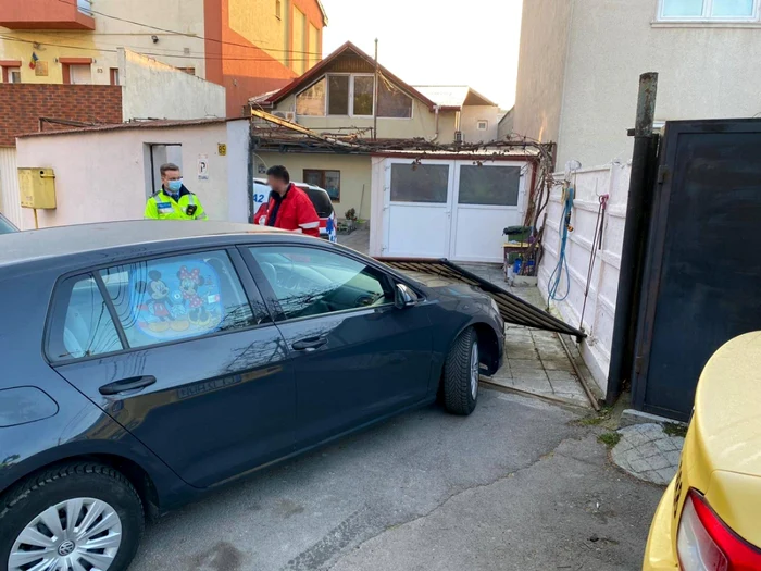 Fara permis, la 18 ani, a furat un autoturism cu care a distrus poarta unei case!