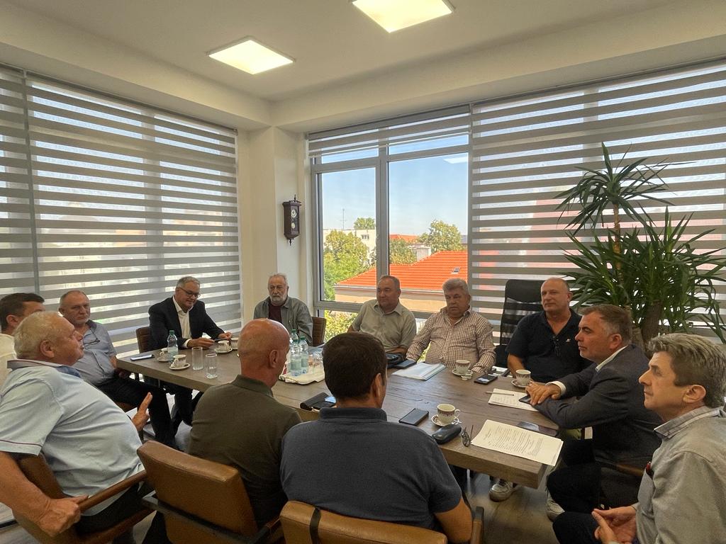 Producători locali de pălincă din județul Satu Mare, la Instituția Prefectului