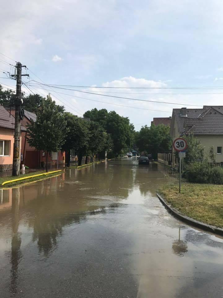 Curți și beciuri inundate în municipiul Bistrița