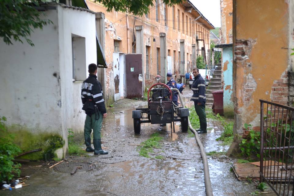 Pompierii au intervenit pentru evacuarea apei din subsolurile a trei locuințe din Sibiu și Veștem