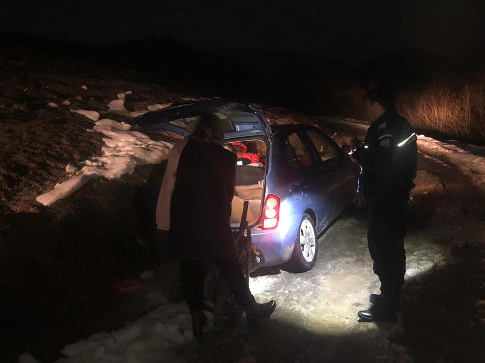 Jandarmii din Năsăud au ajutat două femei și trei copii să se întoarcă acasă în siguranță