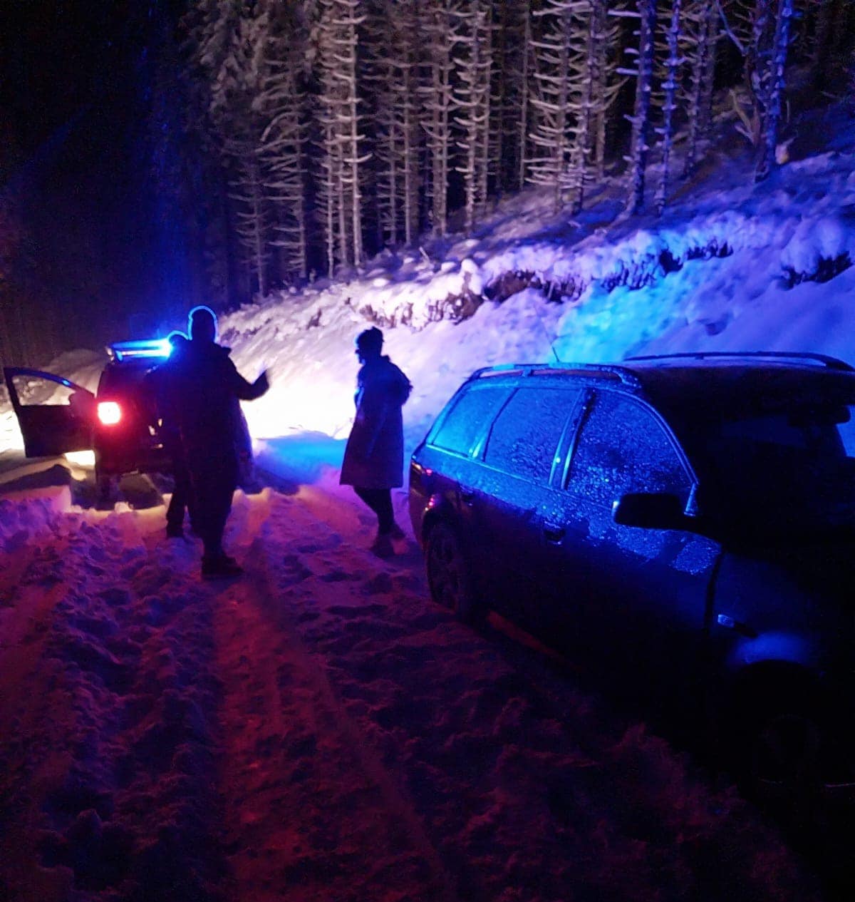 Doi tineri rămași înzăpeziți în zona montană, ajutați de jandarmii din Păltiniș să ajungă în siguranță acasă