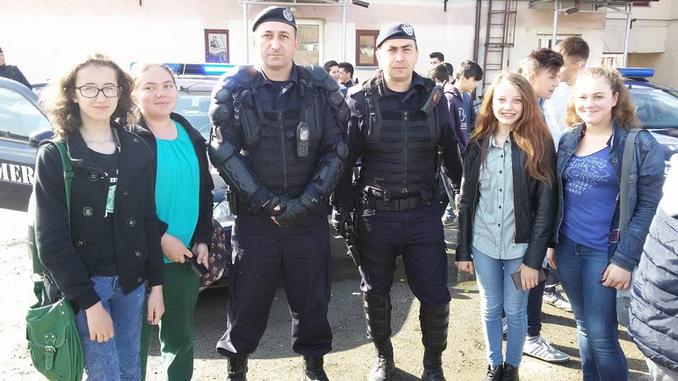 Jandarmii bistrițeni, în mijlocul copiilor şi elevilor din oraşul Beclean