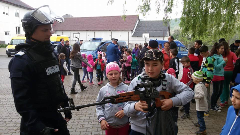 Jandarmii, în mijlocul elevilor din Bistriţa şi Mărişelu