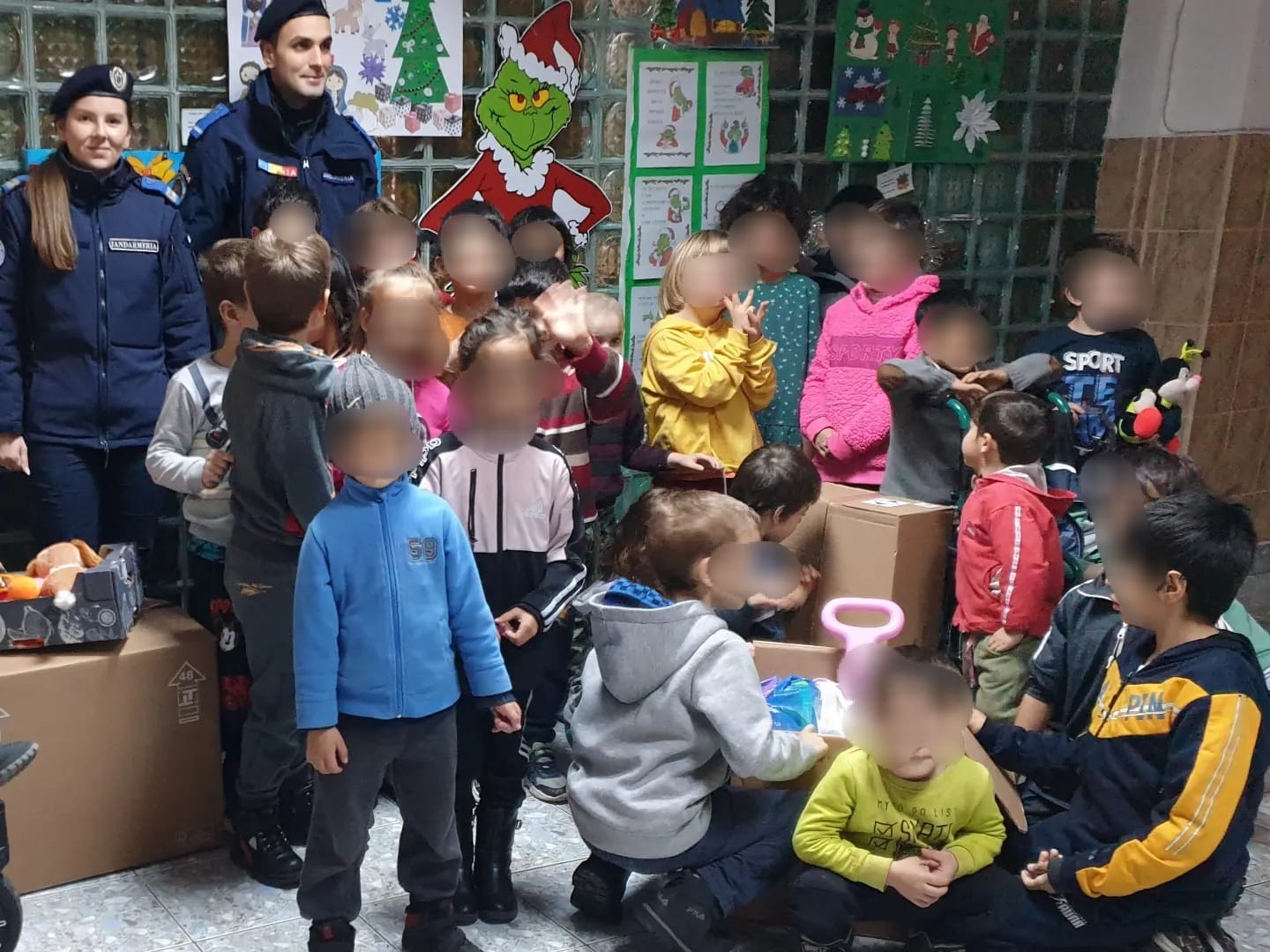 Cadourile Moşului au ajuns cu sprijinul jandarmilor și la copiii din cadrul Centrului Școlar de Educație Incluzivă nr. 2 din Bistrița