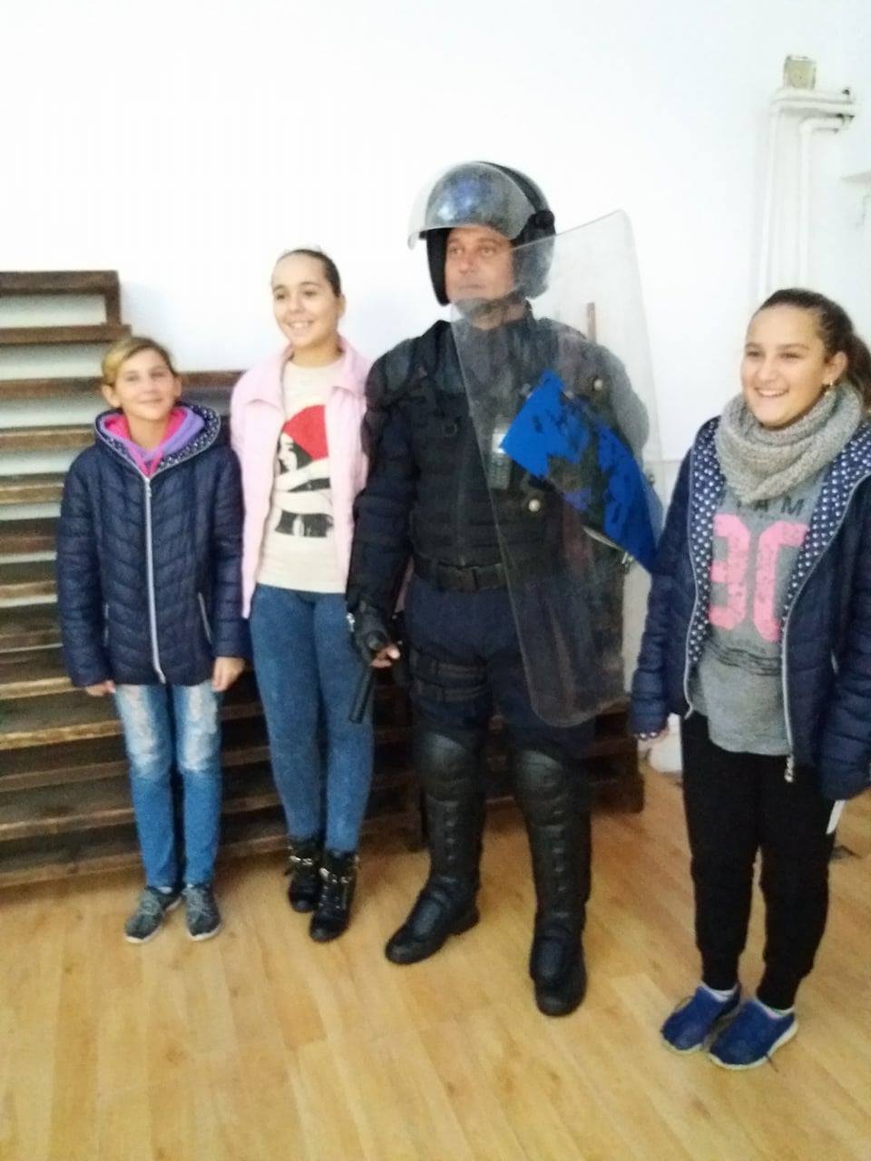 Jandarmii bistriţeni, în mijlocul elevilor Colegiului „Andrei Mureşanu”