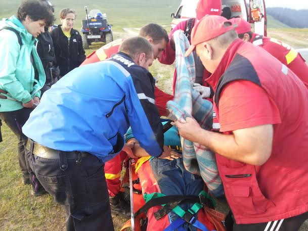 Jandarmii montani din Borșa au salvat un turist rănit ce escaladase Vârful Gârgălău