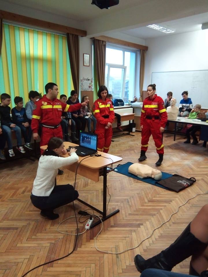 Lecție de prim-ajutor oferită elevilor de paramedicii ISU Sibiu