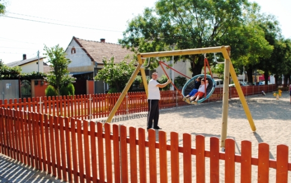 Primăria Oradea a montat noi aparate de joacă