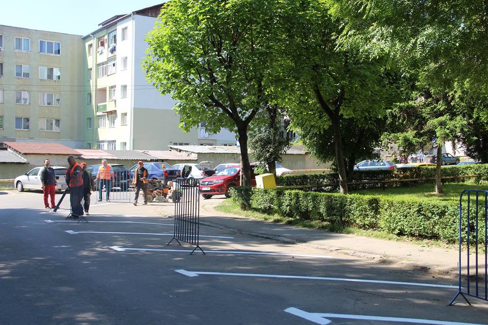 Zalău: Au fost re-marcate locurile de parcare gratuită în zona Sf. Vineri – Casnica