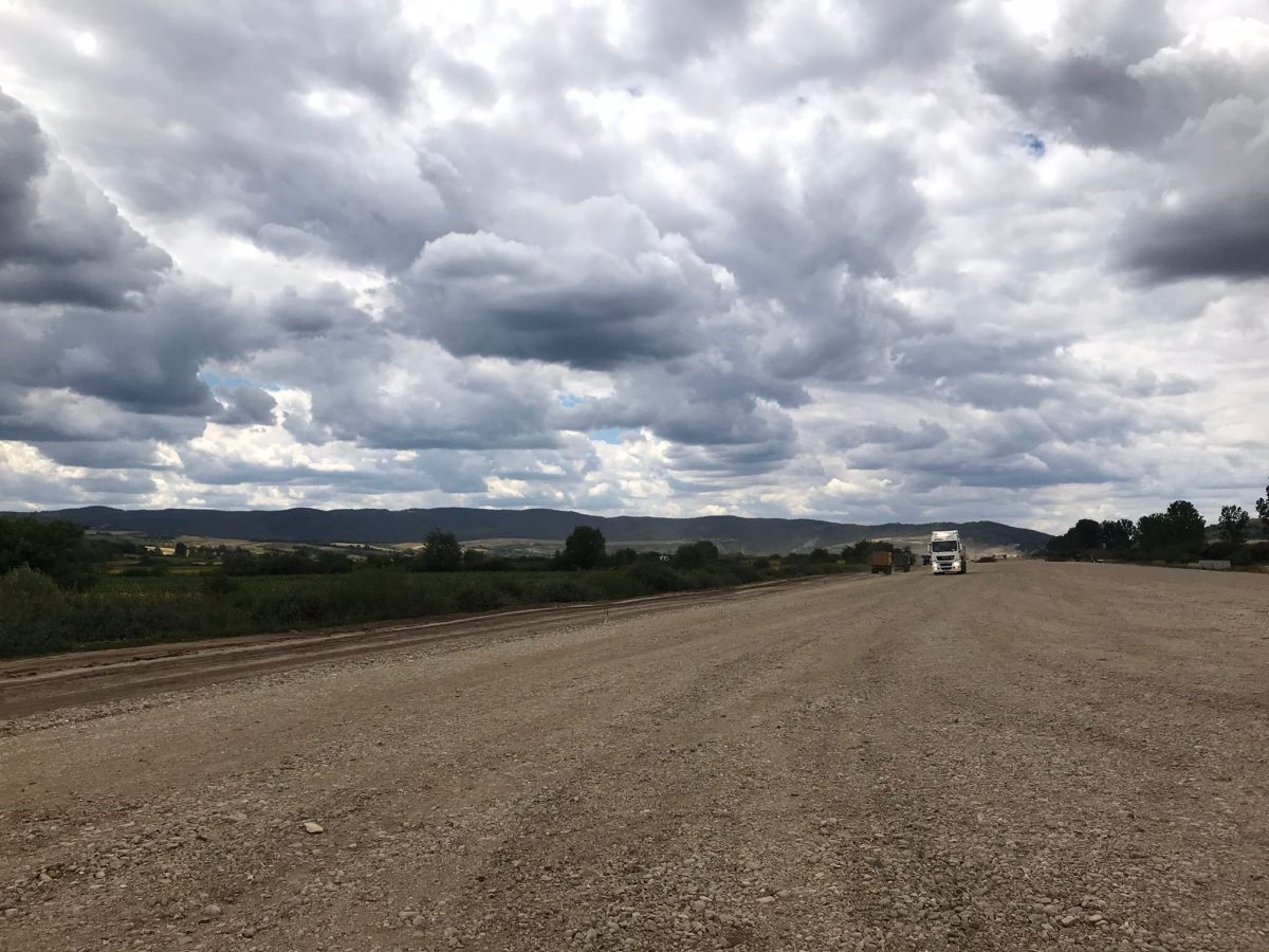 Lucrări pe şantierul secţiunii Nuşfalău-Suplacu de Barcău, din cadrul Autostrăzii Transilvania