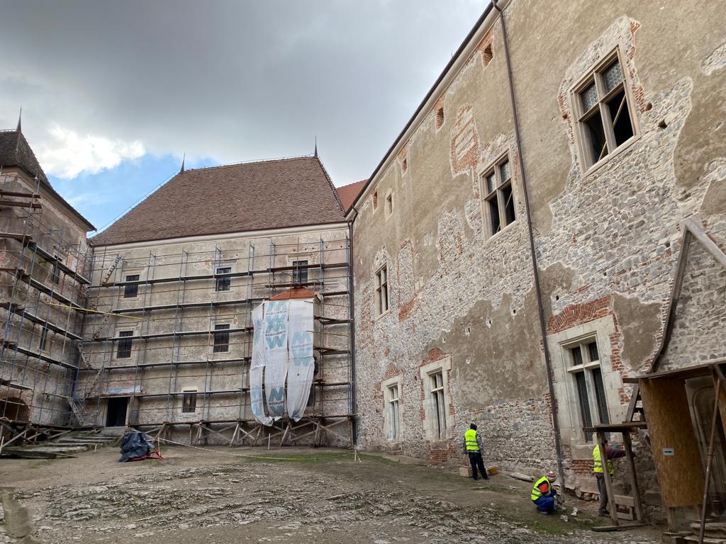 Continuă lucrările la Castelul Corvinilor