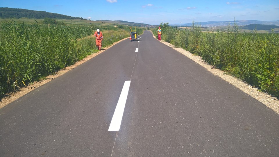 Lucrări de marcaje rutiere pe mai multe drumuri judeţene din Cluj