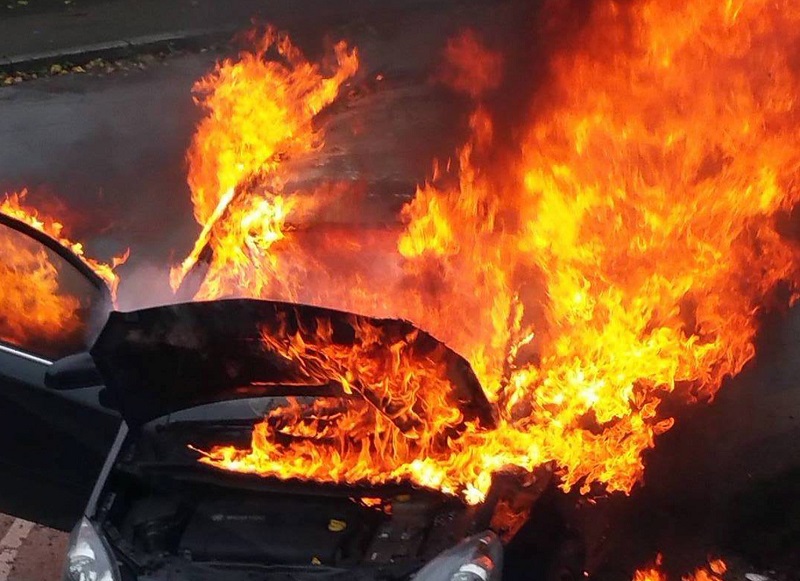 I-au dat foc la masina!
