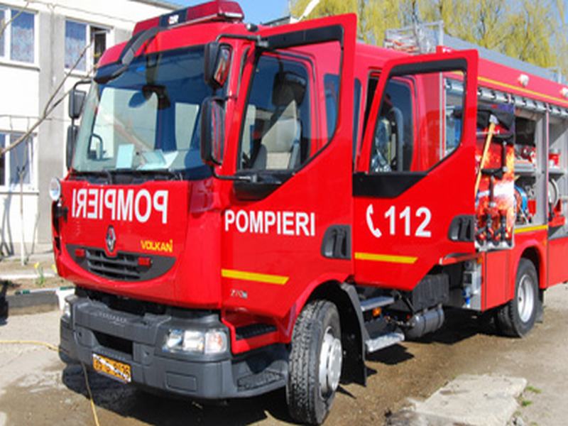 ANIEȘ: Un scurtcircuit a declanșat un incendiu ce a mistuit acoperișul unei locuințe