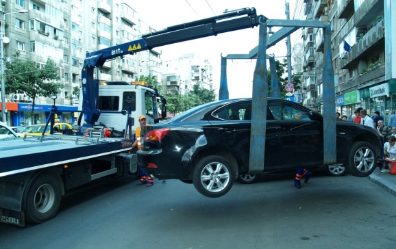 Autovehiculele staționate neregulamentar vor fi ridicate și în zilele de sâmbătă și duminică în Oradea