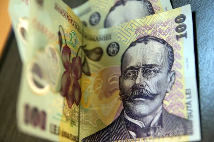 Femeie prinsă de poliţiştii locali din Deva, după ce a înşelat o vânzătoare prin metoda „şmen”