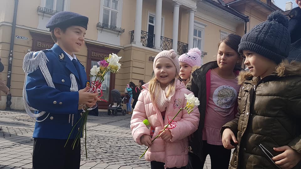 Micul jandarm oferă gestul gingaş al primăverii doamnelor și domnișoarelor din Sibiu