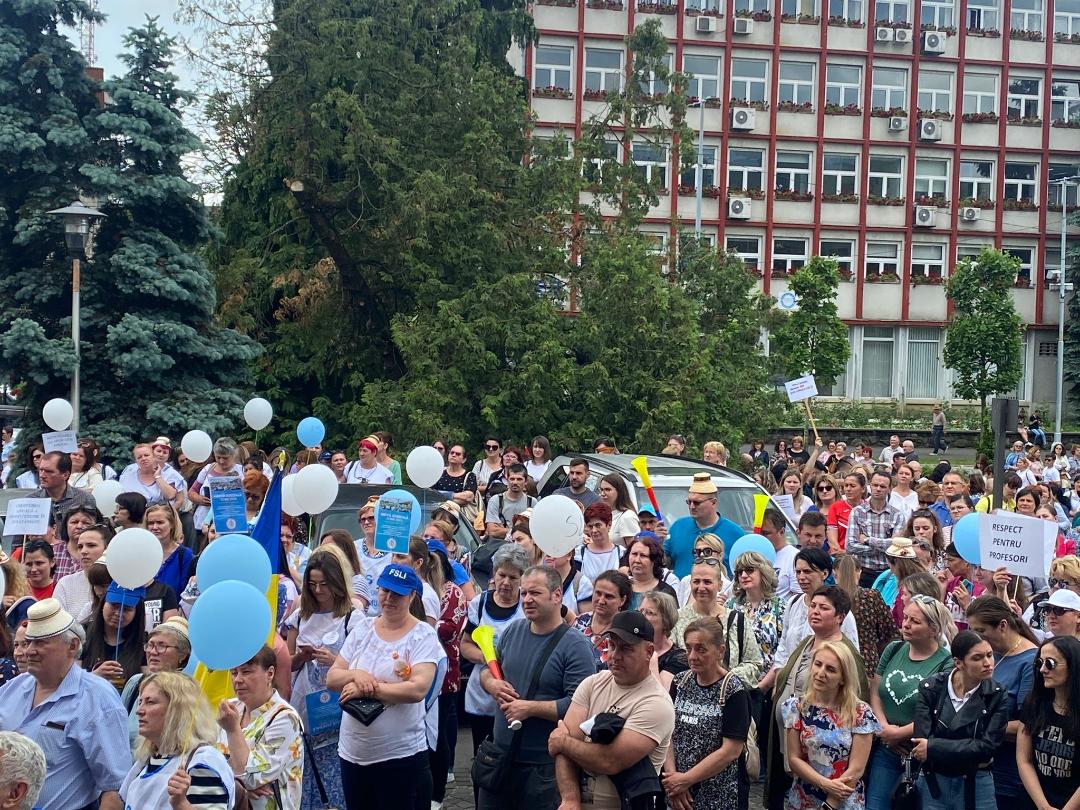 Dascălii maramureșeni au ieșit în stradă