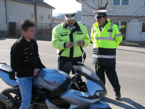 Un copil fara permis, conducea o motocicleta neînmatriculata!