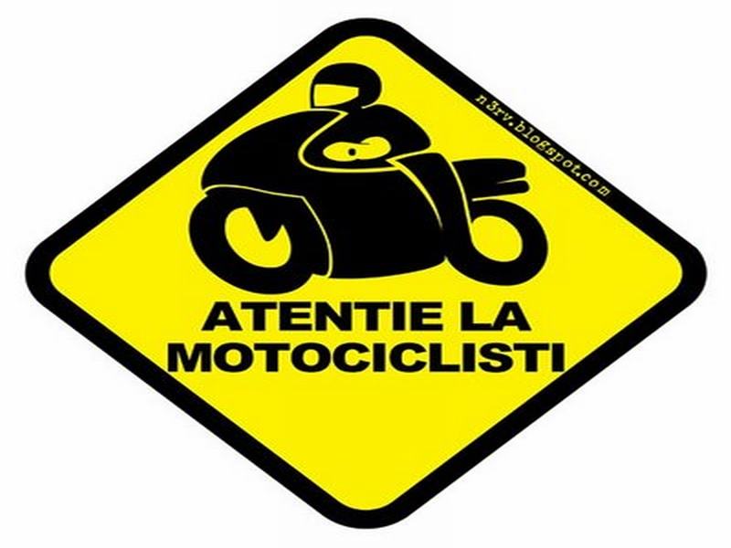 TIHA BÂRGĂULUI: Nu s-a asigurat la schimbarea direcției de mers și a accident grav un motociclist