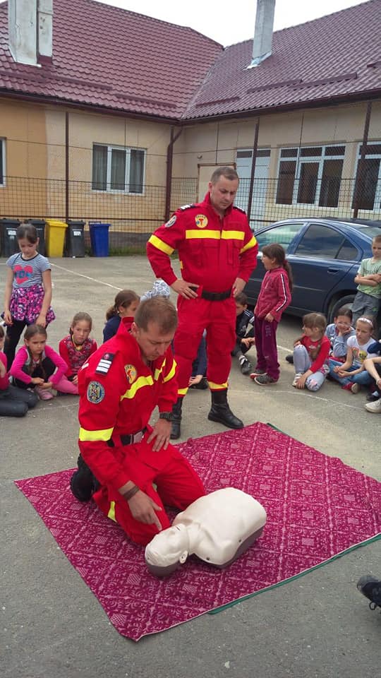 Reprezentanții ISU Bistrița-Năsăud, în mijlocul elevilor din Leșu