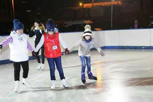 Orăşelul lui Moş Crăciun, la patinoarul din Câmpia Turzii