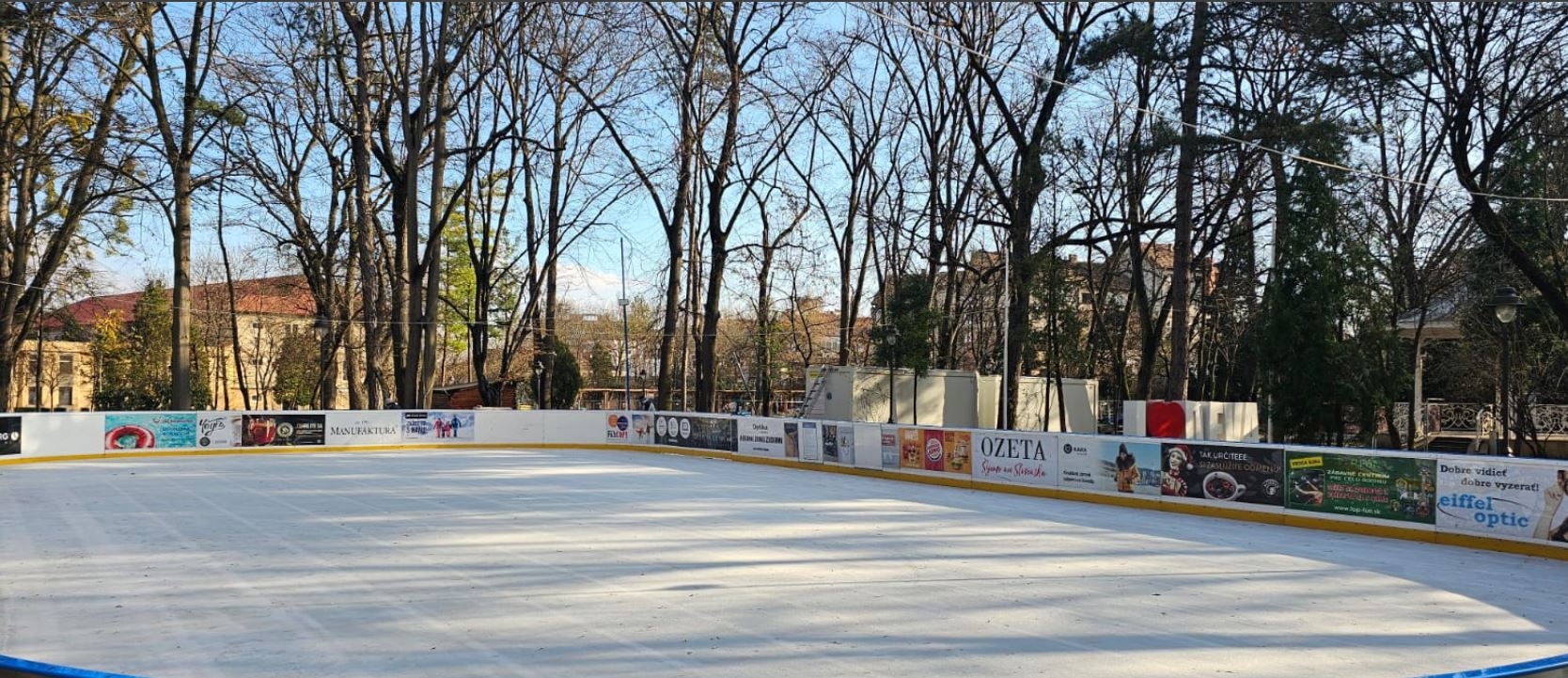 Patinoarul de la Deva se deschide marți, 5 decembrie