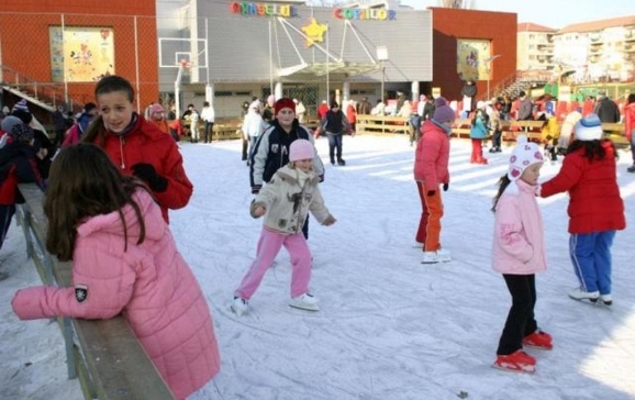 S-a deschis patinoarul de la Orășelul Copiilor din Oradea