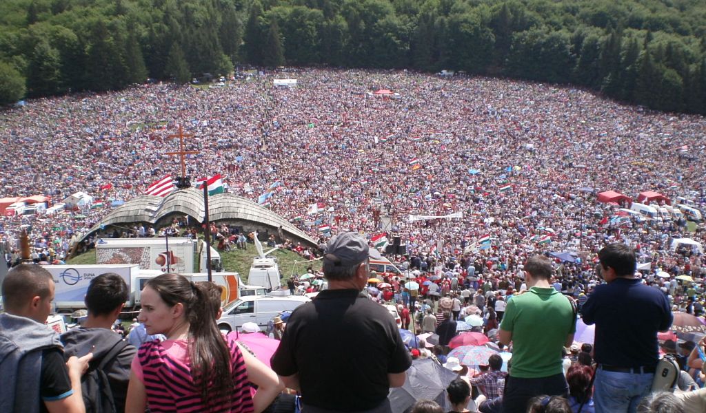 Peste 100.000 de persone așteptate la Pelerinajul de Rusaliile Catolice de la Șumuleu-Ciuc; între pelerini va fi și preşedintele Ungariei, Áder János