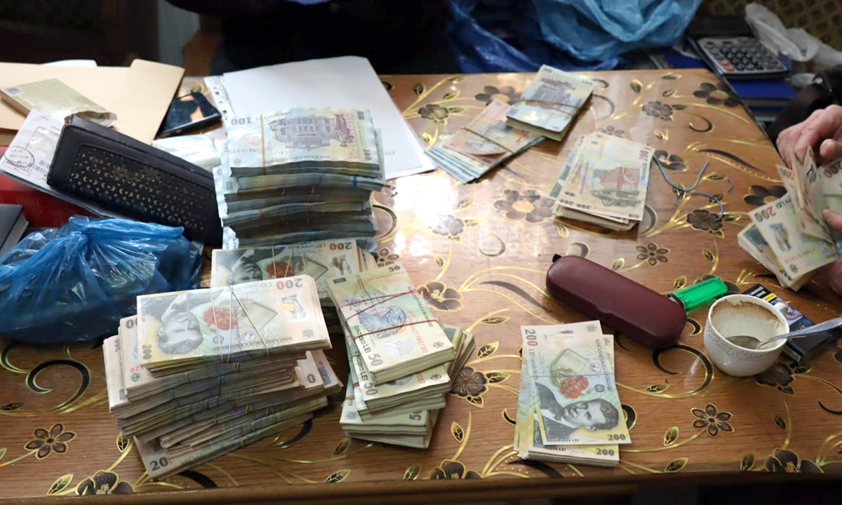 Peste 66.000 pachete țigări, 550.684 lei și sume în valută confiscate în urma a 14 percheziții în Maramureș