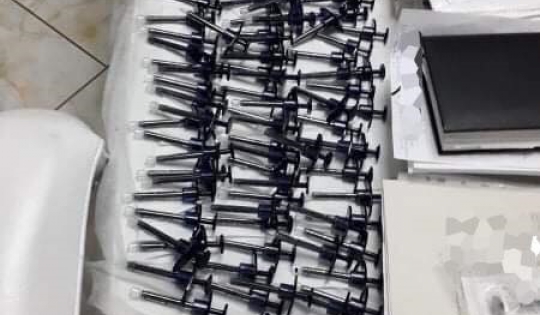 Percheziții la salonul unei orădence, care exercita meseria de medic estetician deși nu este calificată