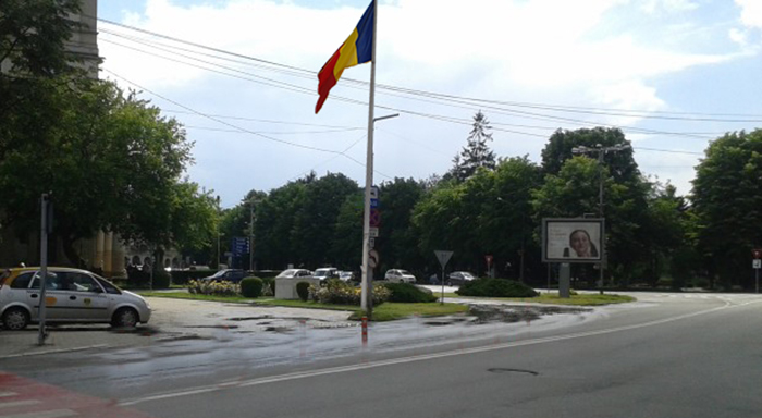 Catargul pentru tricolor, înalt de 48 de metri, amplasat în Piața Libertății