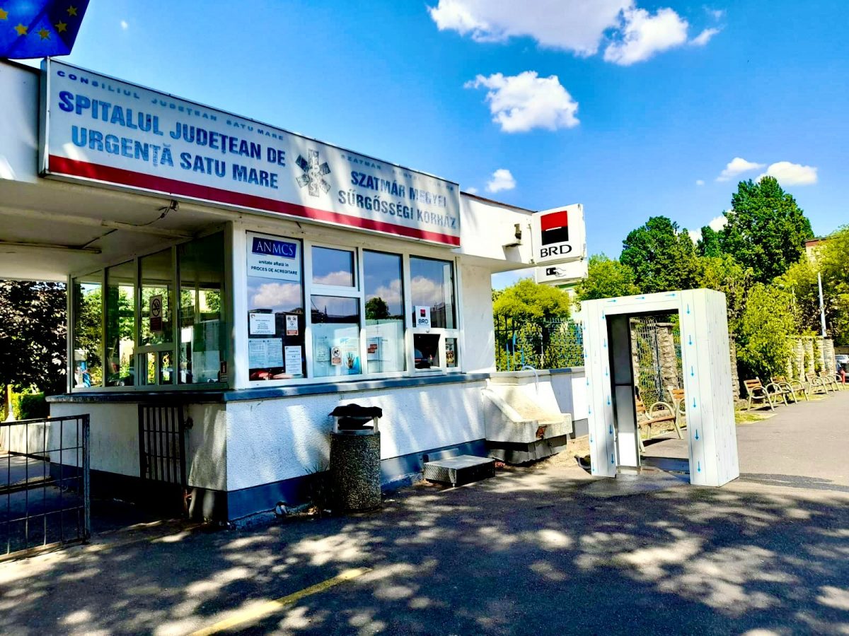 Poartă care emană vapori de apă, în fața Spitalului Județean de Urgență Satu Mare