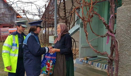 Un zâmbet pe chipul vârstnicilor noștri – acțiune umanitară a polițiștilor din județul Cluj