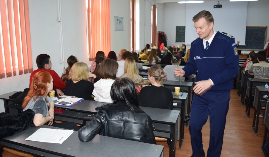 Fețele violenței, dezbătute de polițiștii de prevenire bihoreni cu studenții și liceenii din Oradea