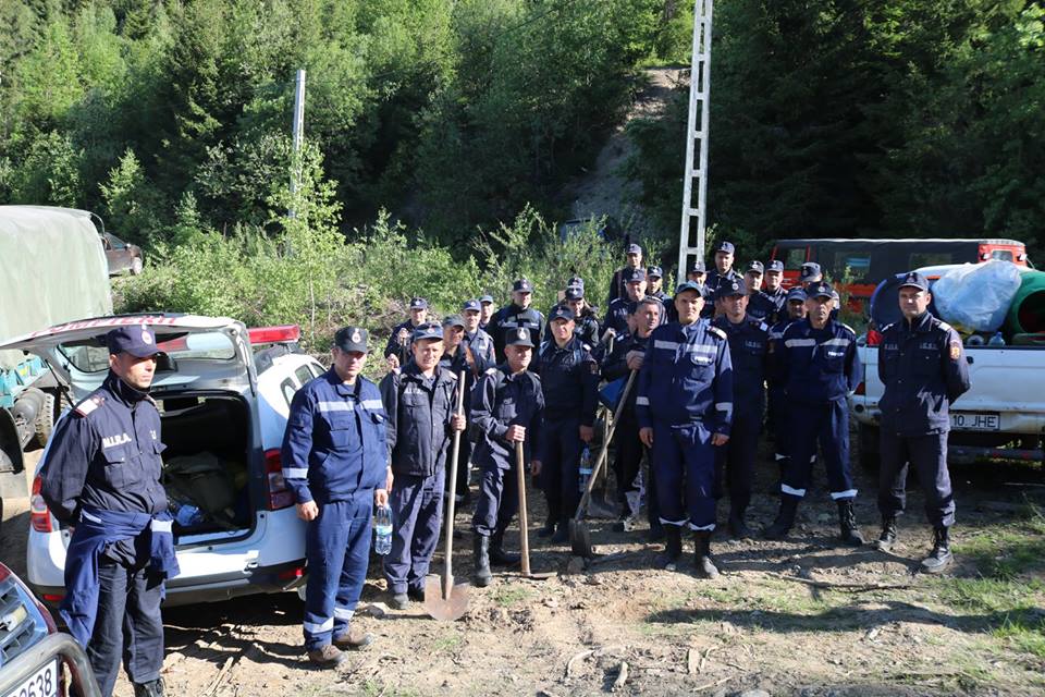 După patru zile de luptă cu flăcările, pompierii au stins incendiul din zona Borșa