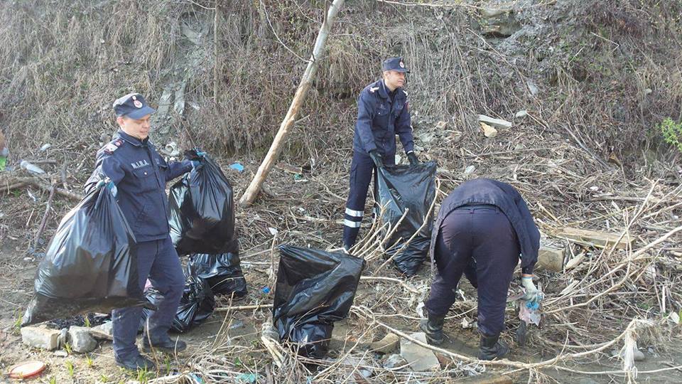 Pompierii din Năsăud participă la activităţi de ecologizare
