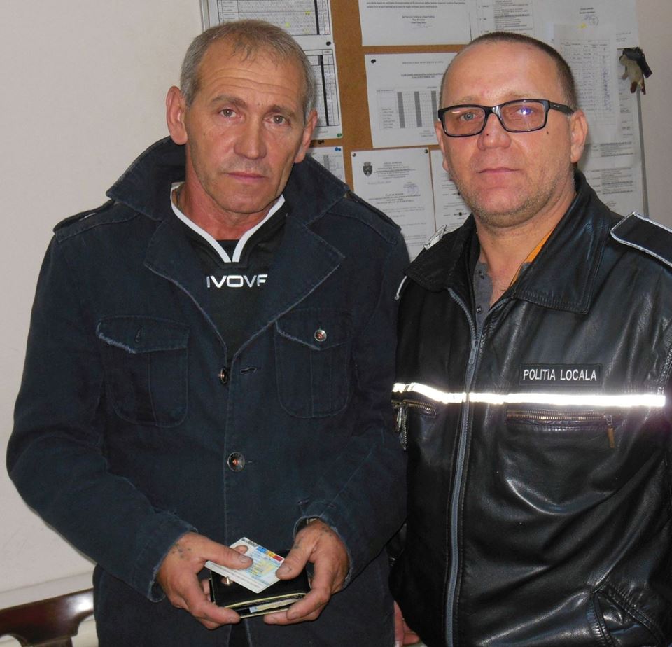 Portofel pierdut, restituit păbugaşului de poliţiştii locali din Deva