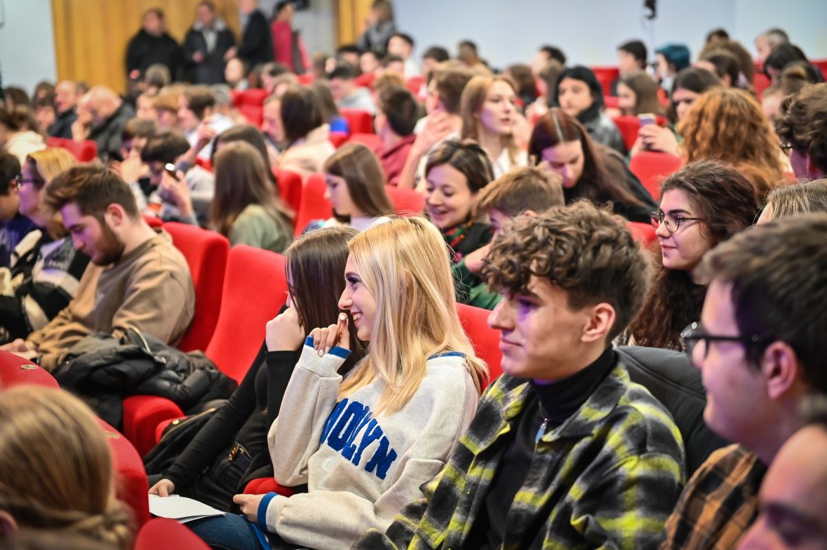 Peste 400 de elevi, premiați de Primăria Sibiu pentru rezultatele la olimpiade și concursuri naționale și județene