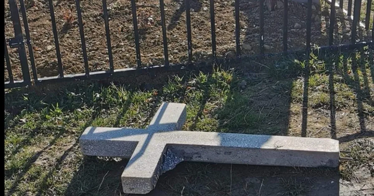 Arestat dupa ce a scos crucea de la un mormant!