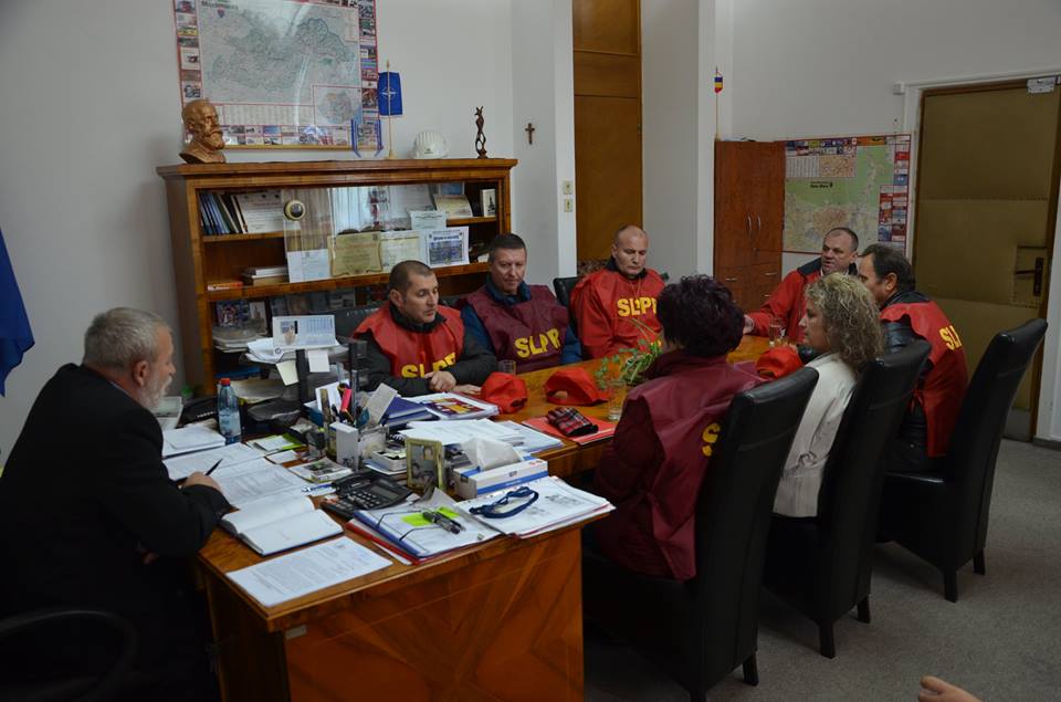 Sindicatului Lucrătorilor Poștali a pichetat azi Prefectura Maramureș
