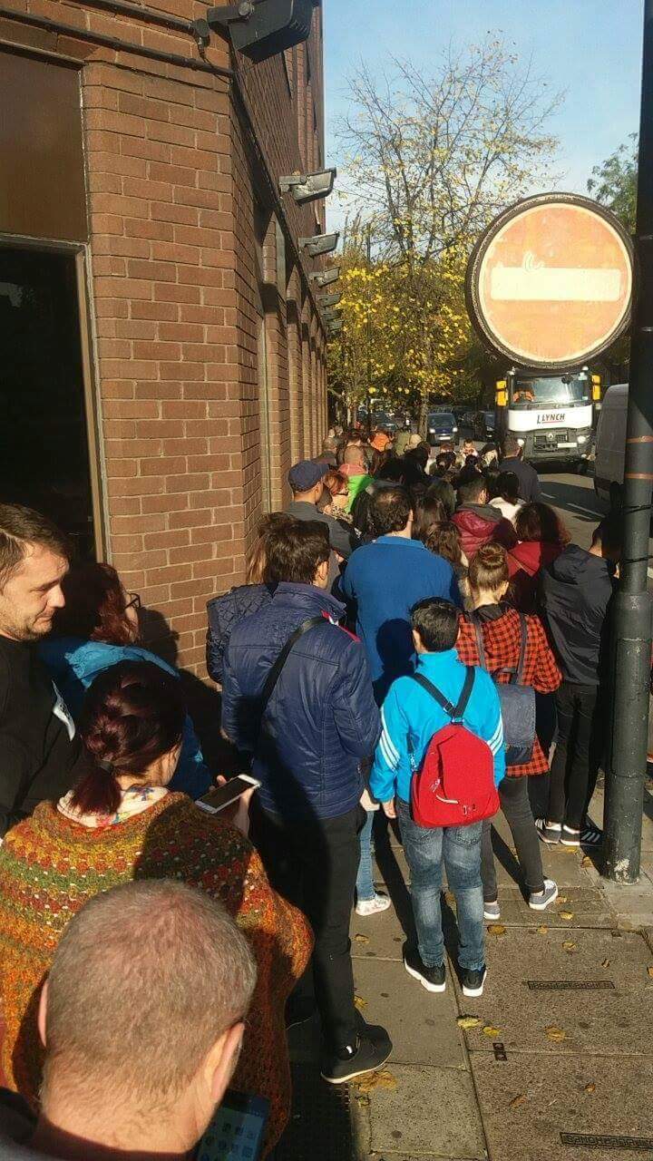 Sute de români stau la rând la Ambasada României din Londra pentru a-şi ridica paşapoartele