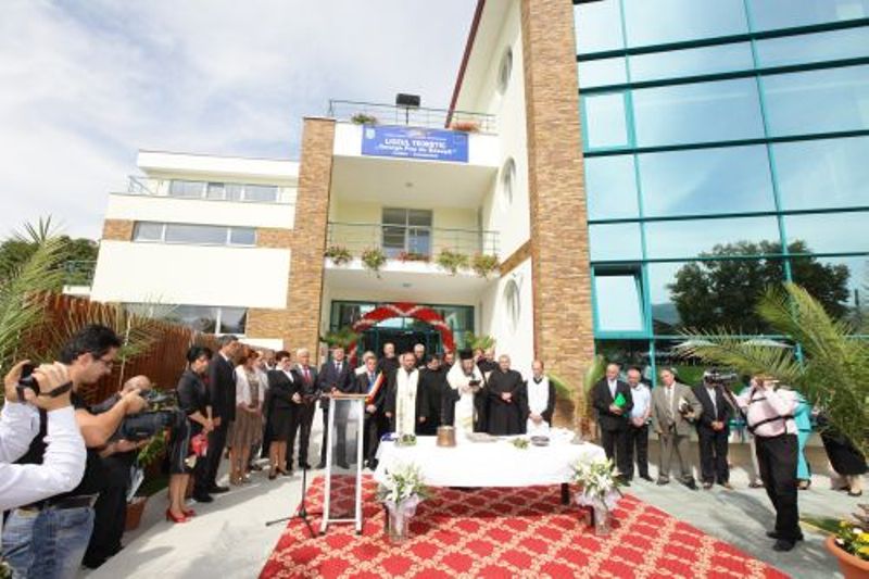 Prefectul Anton Rohian a inaugurarat noua clădire a Liceului Teoretic din Ulmeni