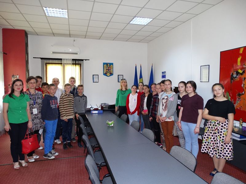 Elevii Scolii Gimnaziale Rebra, în vizită la AJOFM Bistriţa–Năsăud