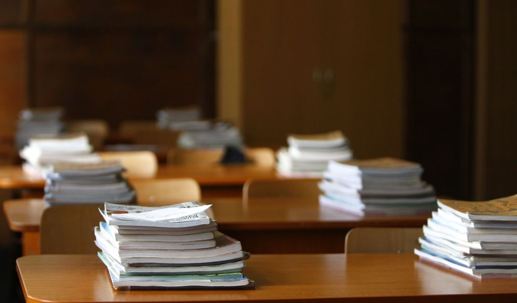 Anchetă la o școală din Miercurea Ciuc, unde o profesoară a fost lovită cu pumnul și îmbrâncită de mai multe ori de un elev