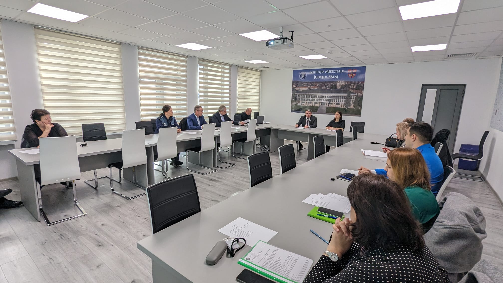 Problematica discriminării cetăţenilor români de etnie romă, discutată la Prefectura Sălaj