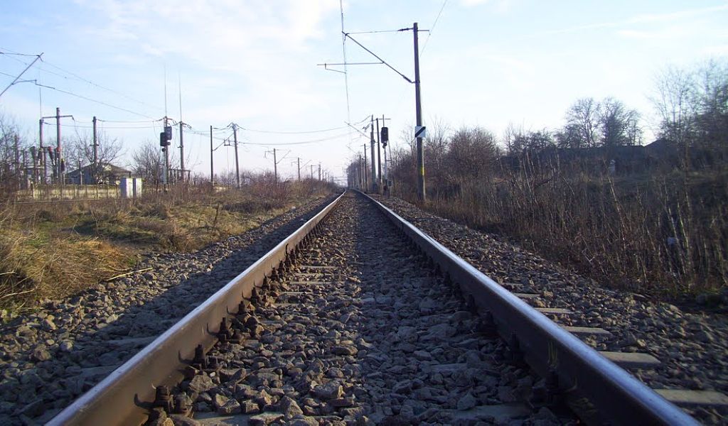 Bărbat de 71 de ani rănit grav, după ce remorca tractorului în care se afla a fost lovită de tren