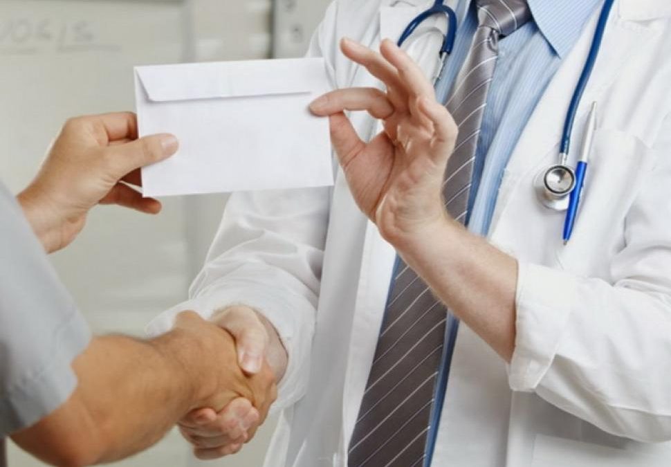Spaga la medic, 10 ani de inchisoare!