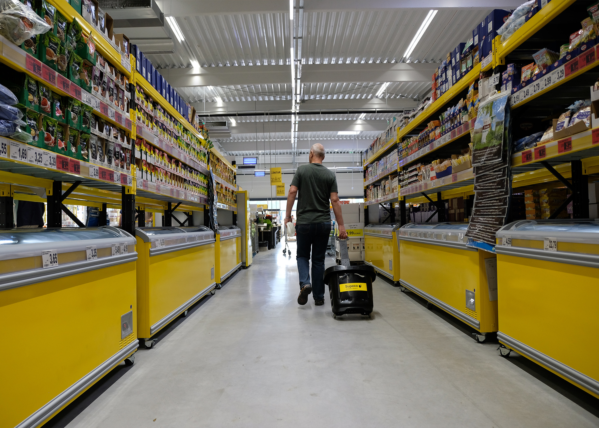 Se fura din bagajele lasate in locurile amenajate din supermarket!